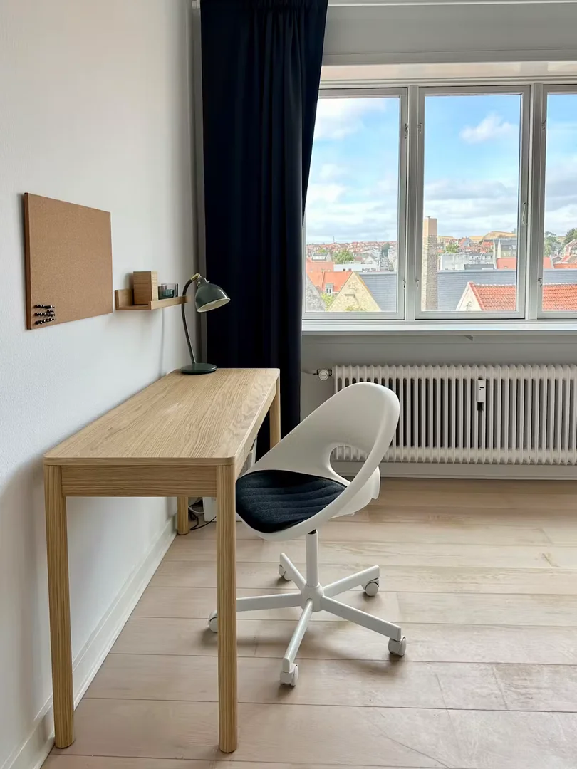 Habitación para estudiantes en  con área de estudio y facilidades compartidas