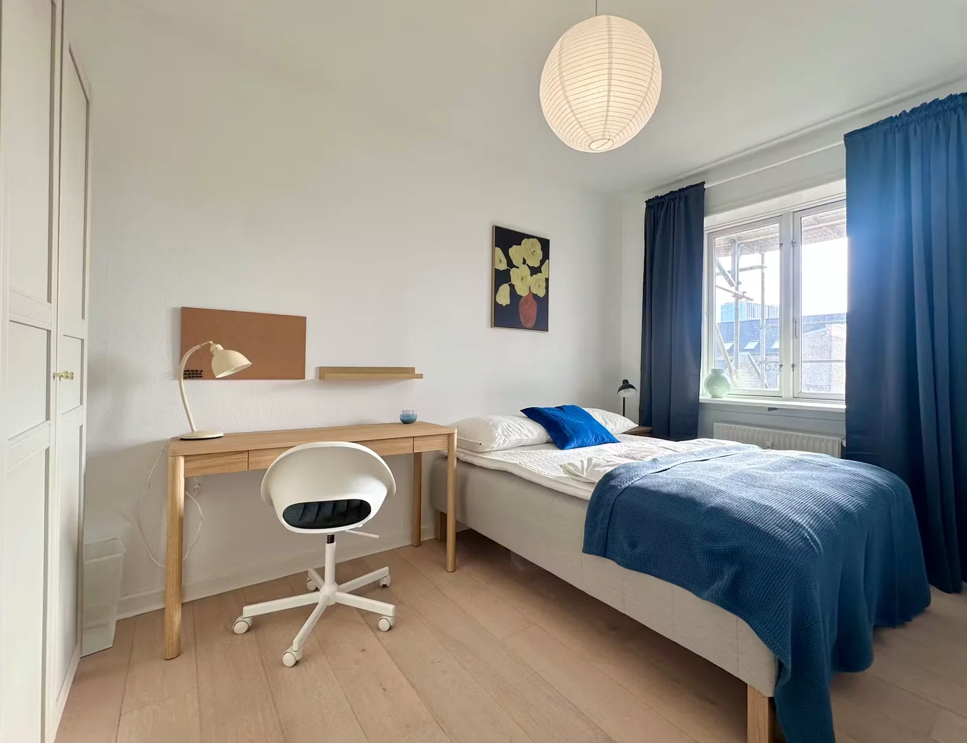 Functional student room perfect for studying in 