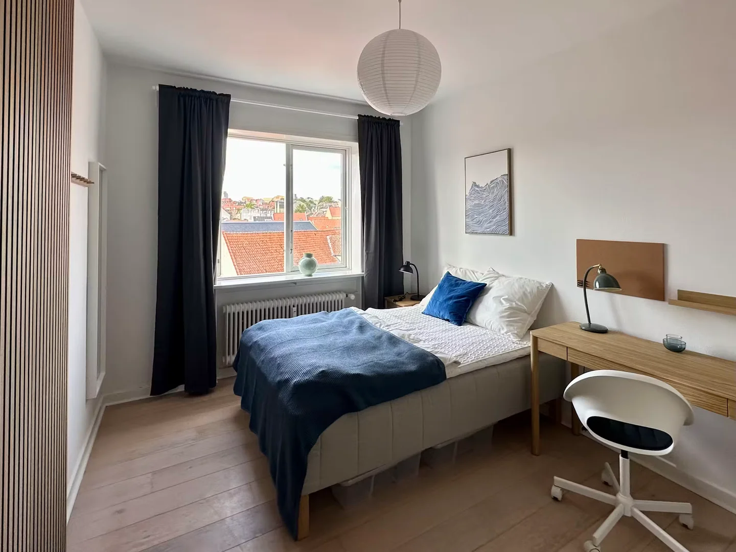 Functional student room perfect for studying in 