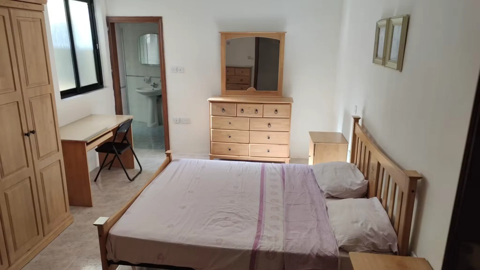 Student-friendly room in with modern amenities