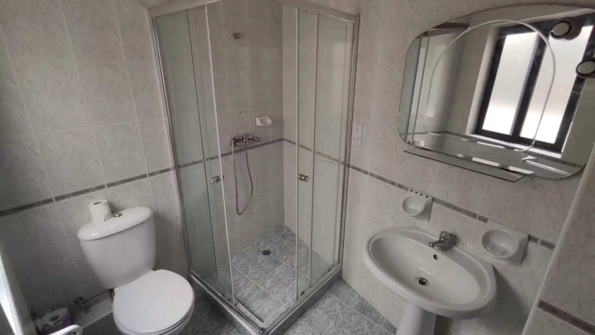 Room for rent in student apartment in , fully furnished