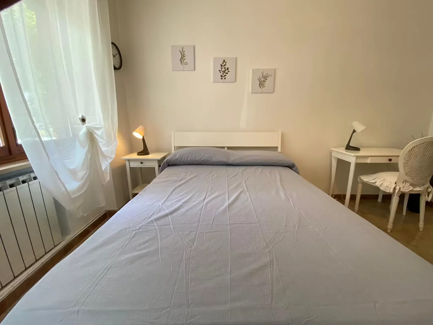 Quarto de estudante em  com área de estudo e instalações partilhadas
