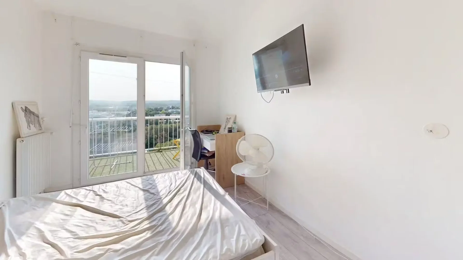 Habitación estudiantil amplia y cómoda en 