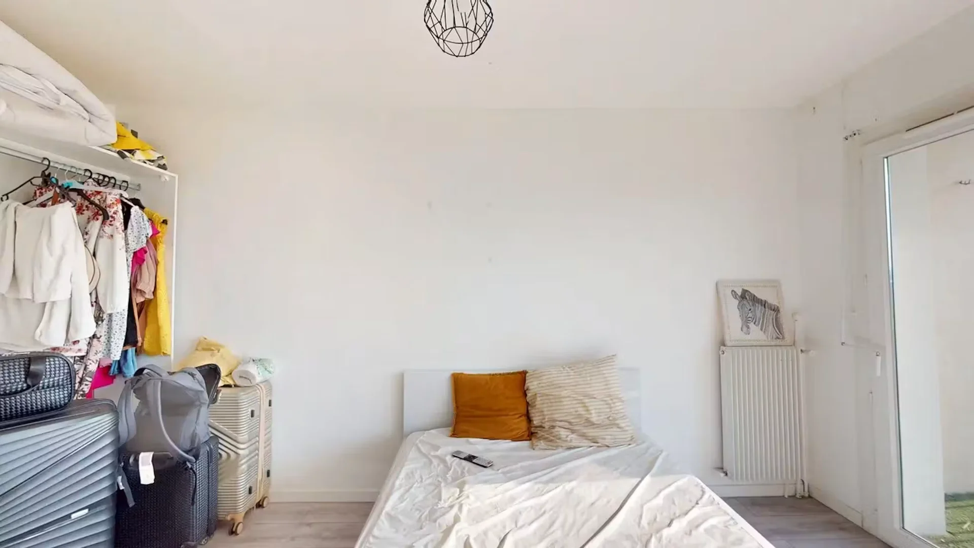 Habitación estudiantil luminosa y aireada con fácil acceso a la universidad en 