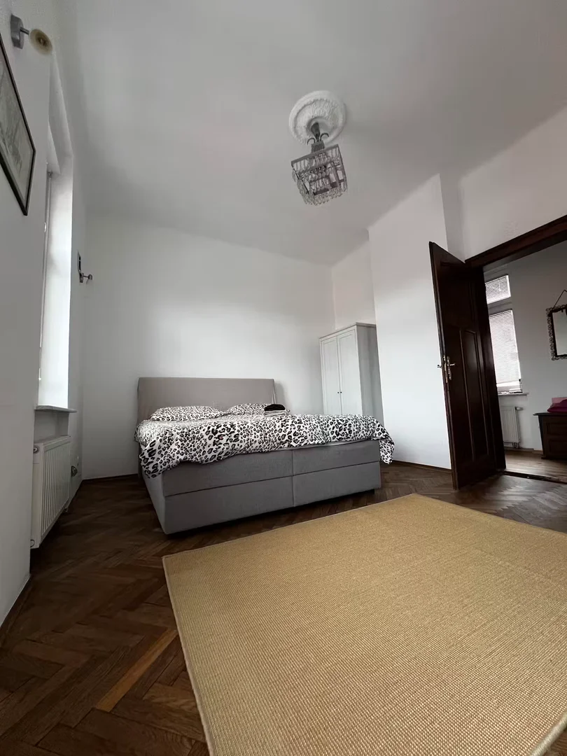 Chambre d'étudiant lumineuse et aérée avec accès facile à l'université dans