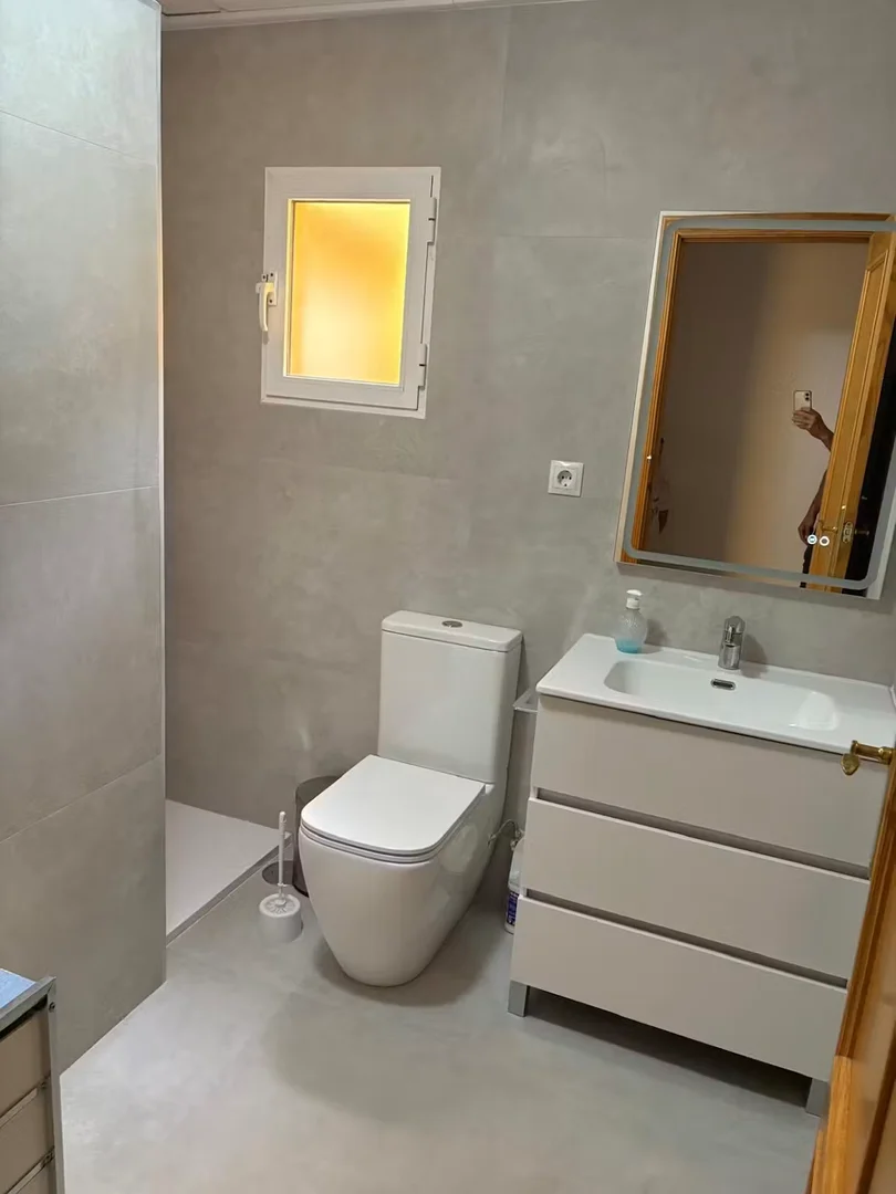 Habitación estudiantil luminosa y aireada con fácil acceso a la universidad en