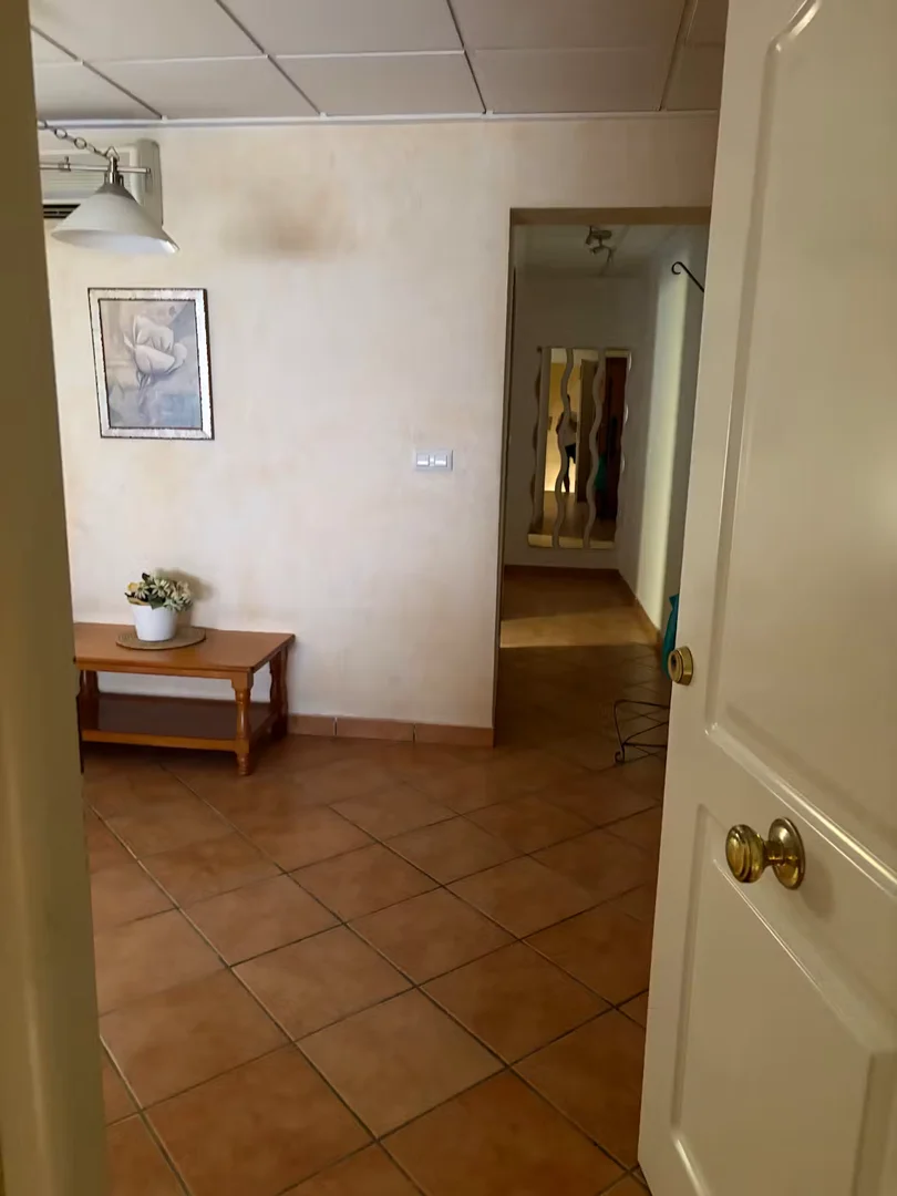 Habitación asequible para estudiantes con buena iluminación en