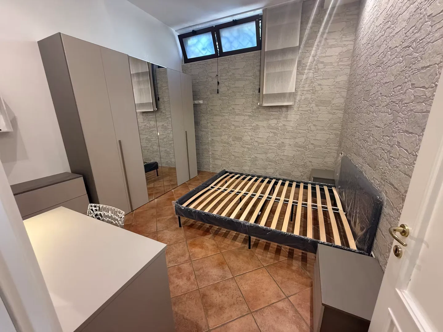 Chambre d'étudiant à  avec espace d'étude et installations communes