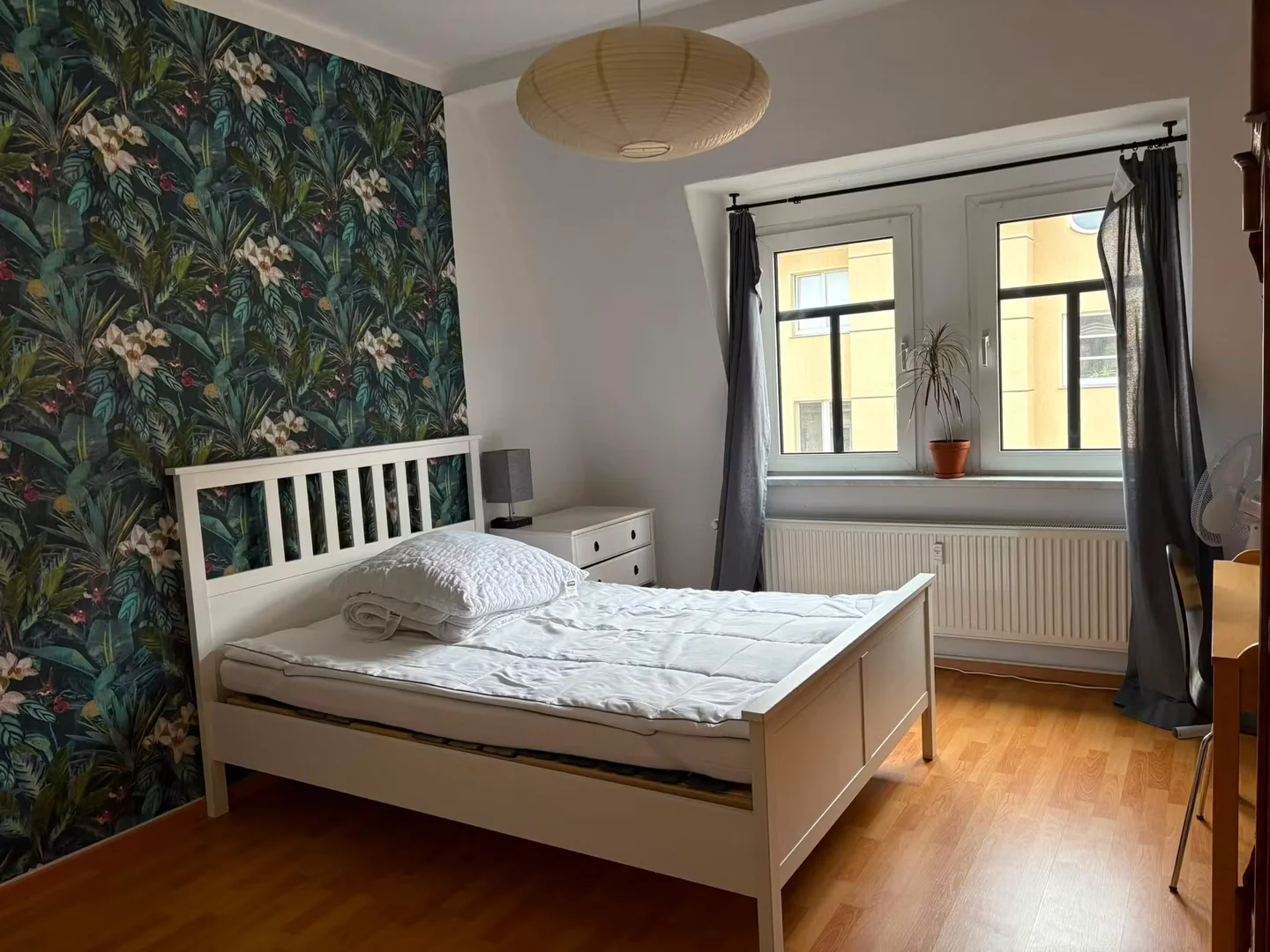 Quarto de estudante luminoso e arejado com acesso fácil à universidade em 
