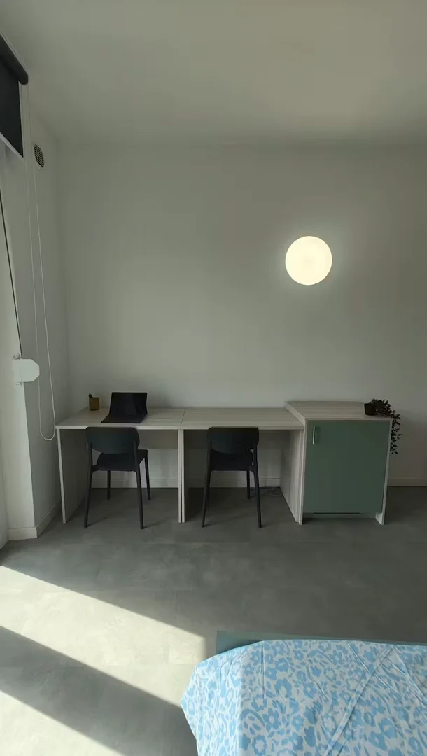 Quarto para alugar em apartamento de estudantes em , totalmente mobilado