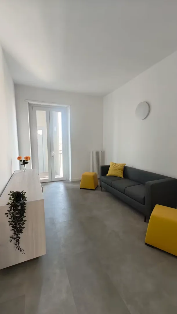 Quarto de estudante luminoso e arejado com acesso fácil à universidade em 