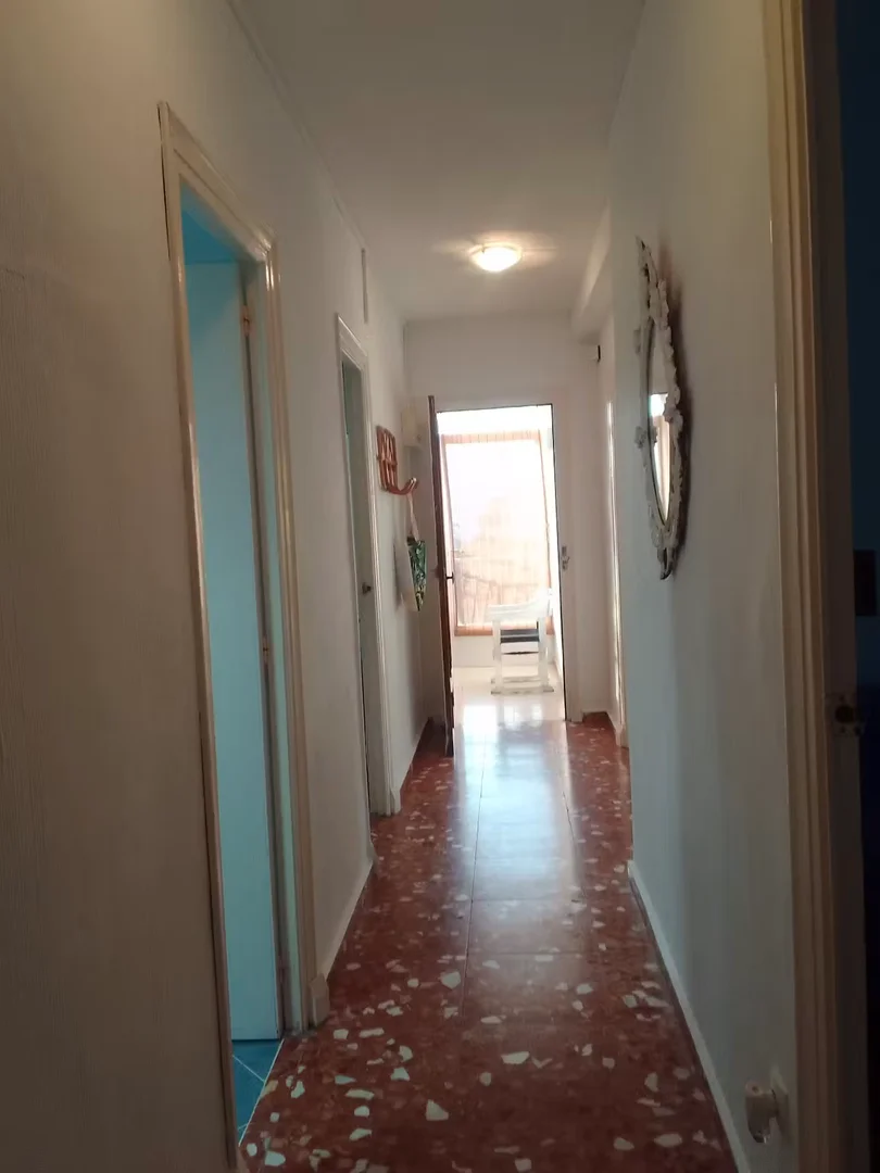 Habitación estudiantil amplia y cómoda en