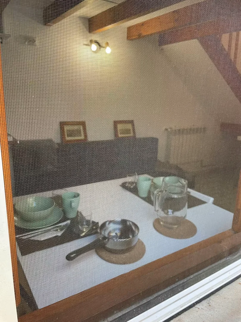 Quarto de estudante luminoso e arejado com acesso fácil à universidade em 