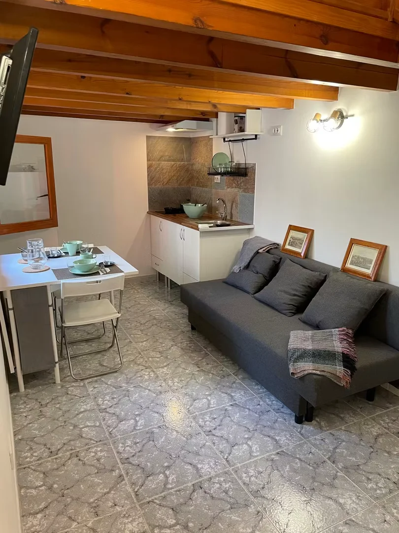 Quarto acessível para estudantes com iluminação ampla em 