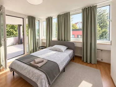Quarto para alugar com cama de casal em {area}