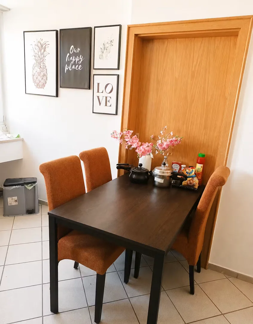 Quarto acessível para estudantes com iluminação ampla em