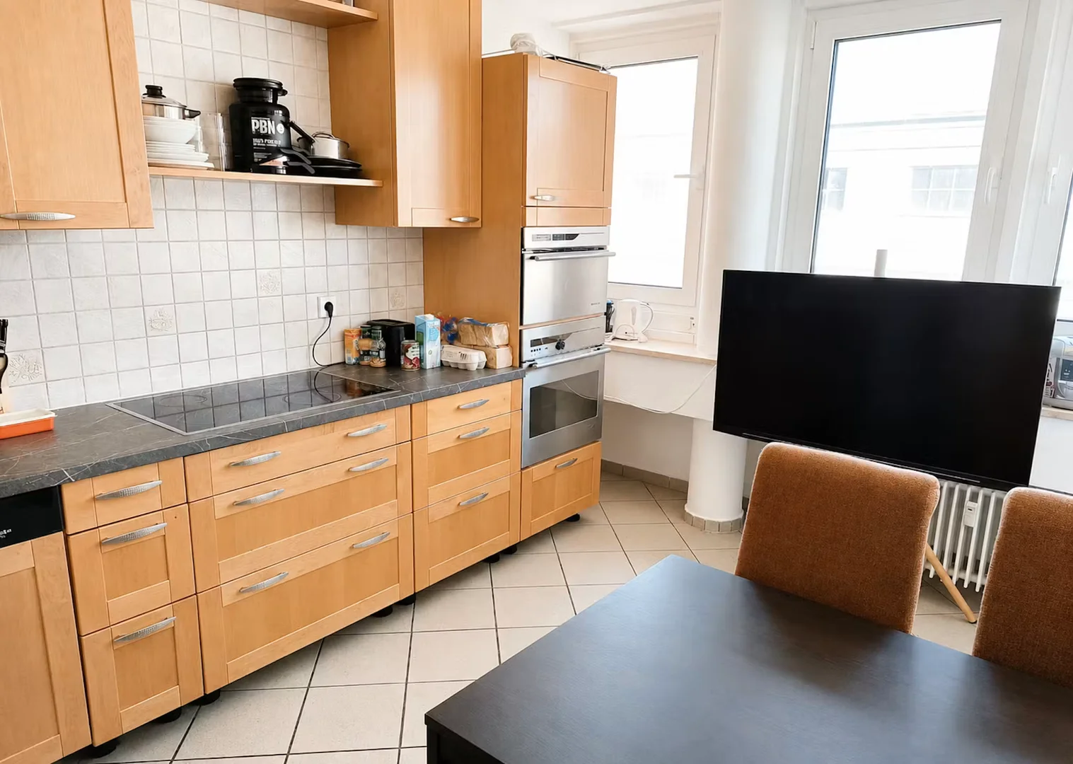 Quarto acessível para estudantes com iluminação ampla em