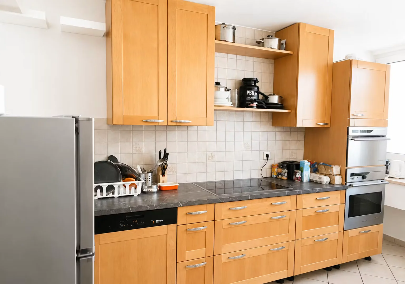 Quarto acessível para estudantes com iluminação ampla em