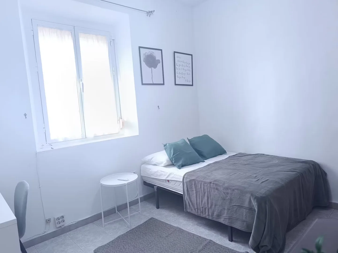Habitación estudiantil luminosa y aireada con fácil acceso a la universidad en 