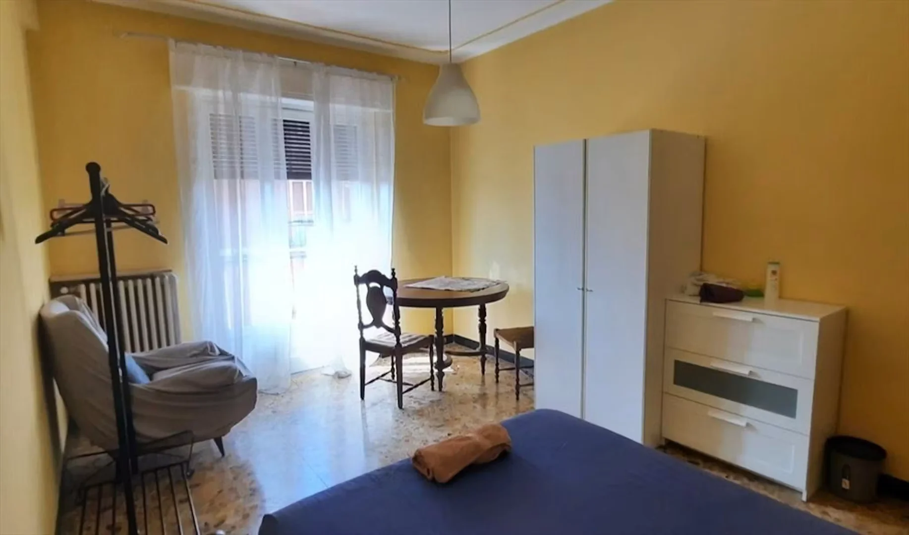 Habitación asequible para estudiantes con buena iluminación en