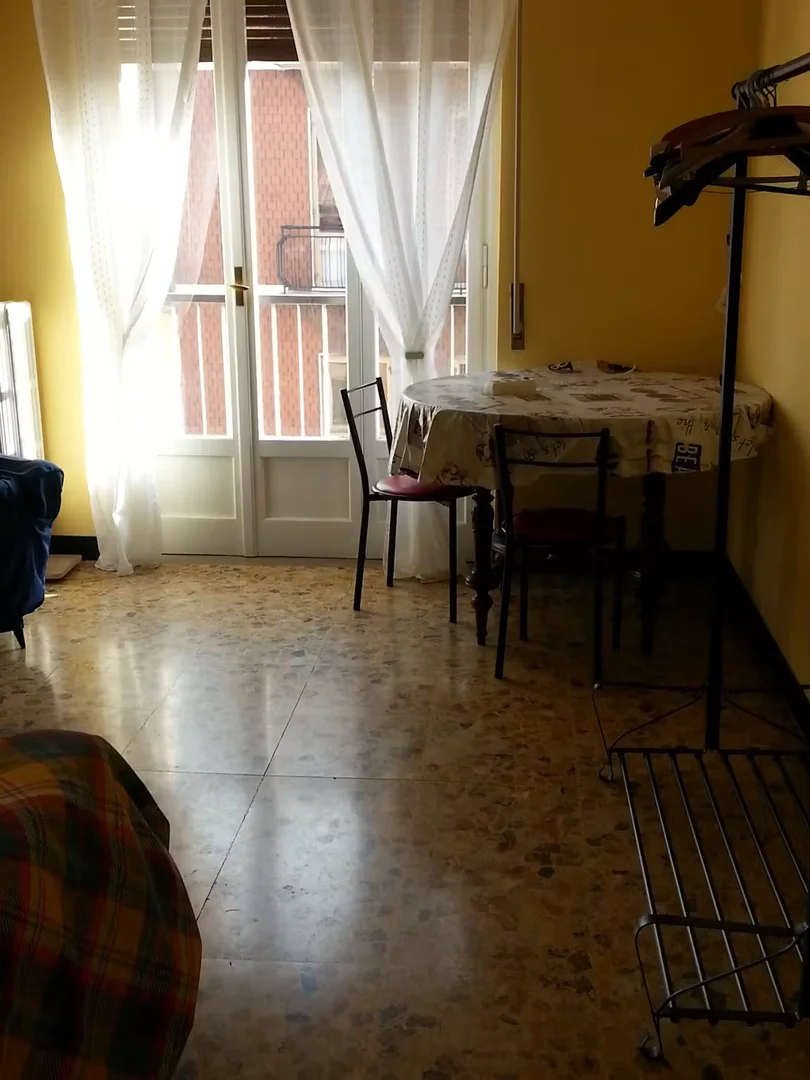 Habitación estudiantil económica cerca del campus en