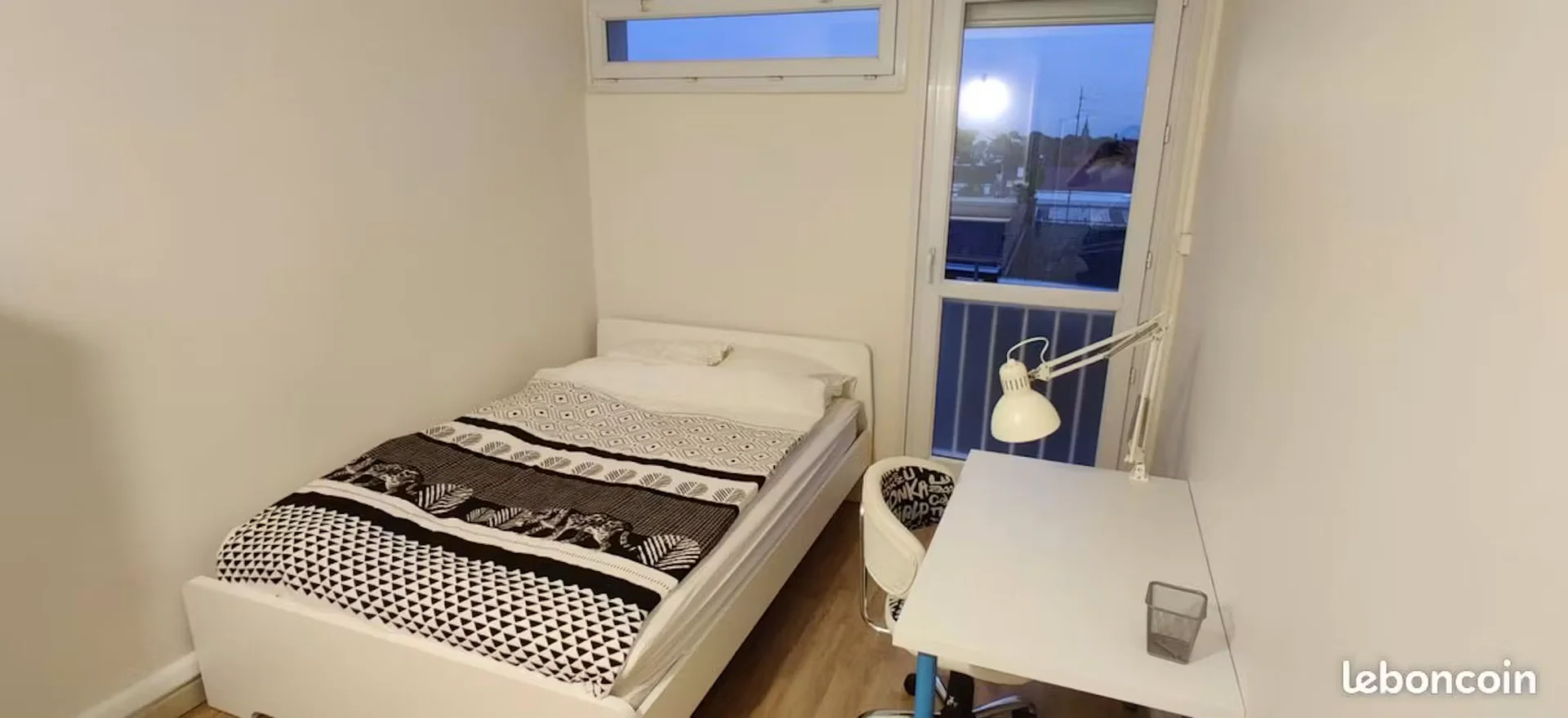 Quarto amigo do estudante em  com comodidades modernas