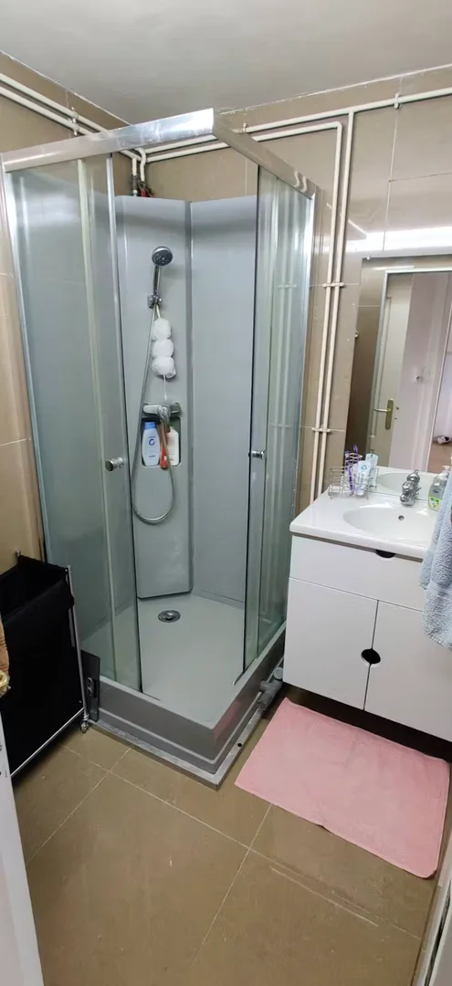 Quarto acessível para estudantes com iluminação ampla em 