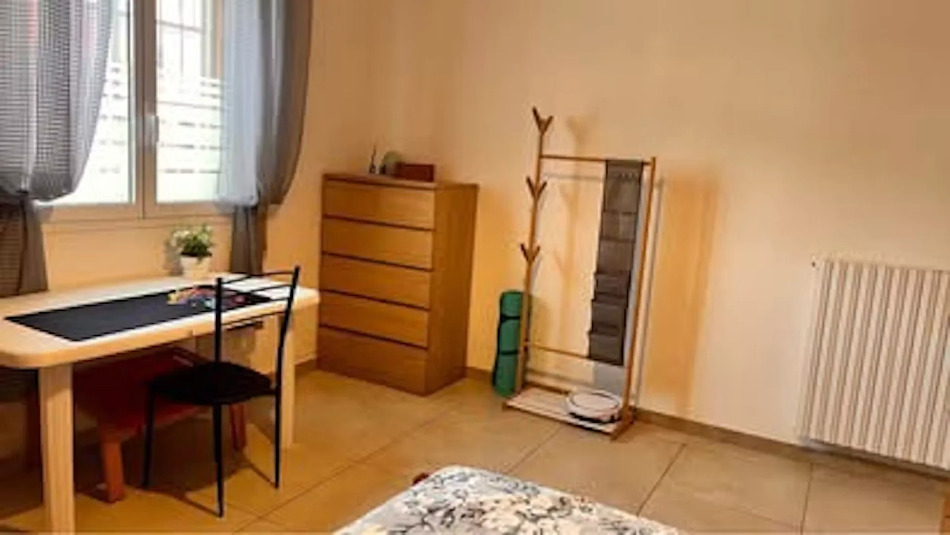 Stanza funzionale per studenti perfetta per studiare a 