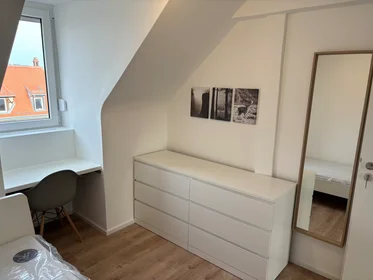 Chambre privée à Schwarenbergstraße, Ost, image 1 de 10