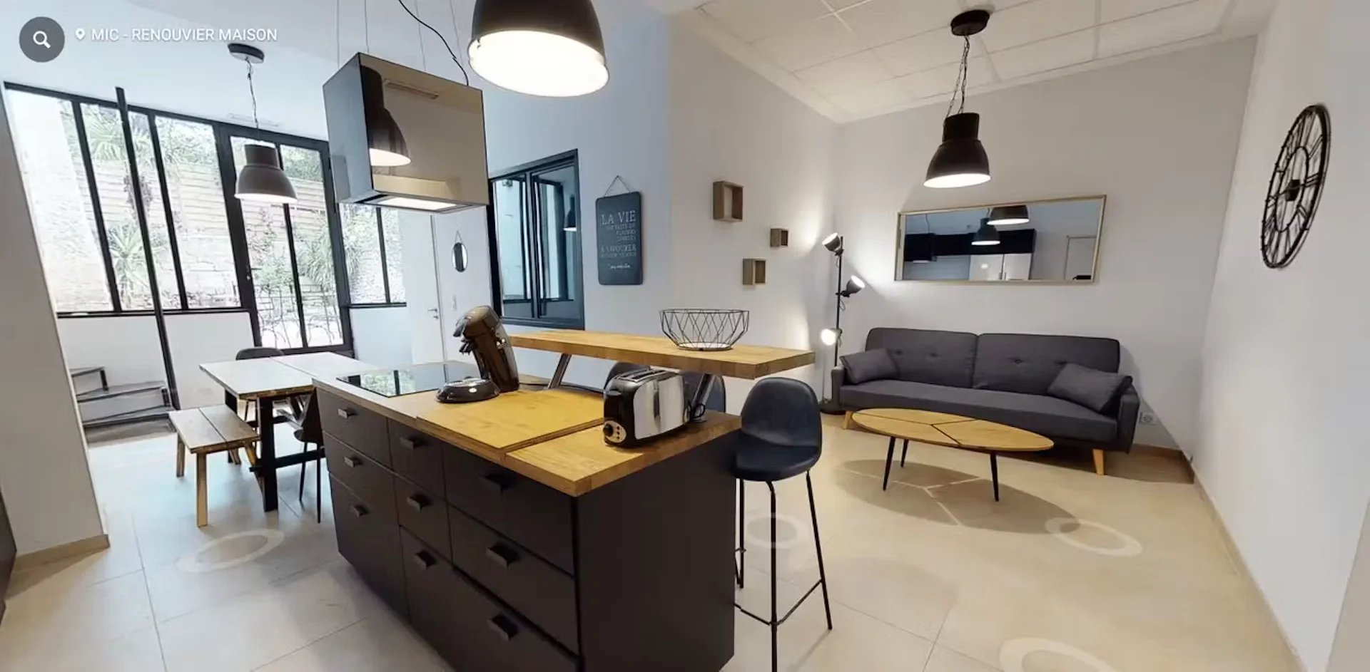 'de modern olanaklara sahip öğrenci dostu oda