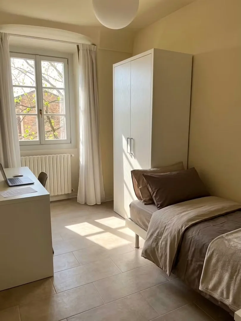 Studentenzimmer in  mit Arbeitsbereich und Gemeinschaftseinrichtungen