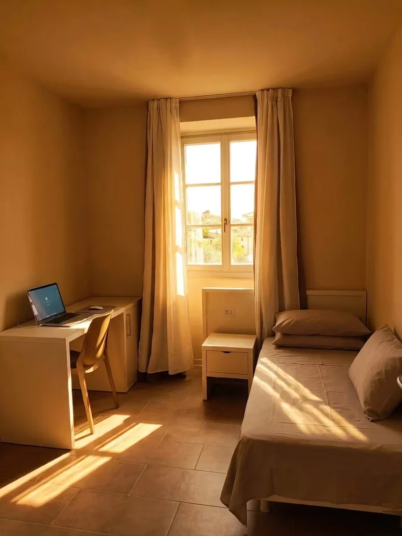 Studentenzimmer in  mit Arbeitsbereich und Gemeinschaftseinrichtungen