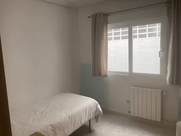 Habitación en alquiler con cama doble {area}