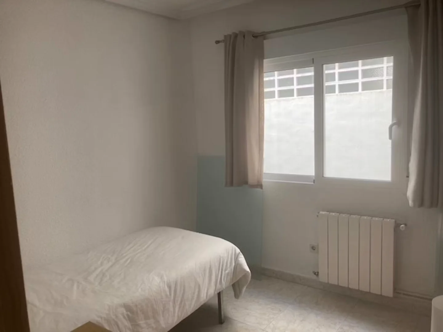 Habitación estudiantil luminosa y aireada con fácil acceso a la universidad en 