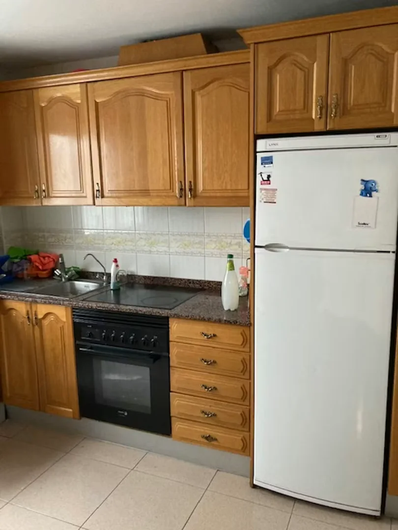 Habitación estudiantil funcional perfecta para estudiar en 
