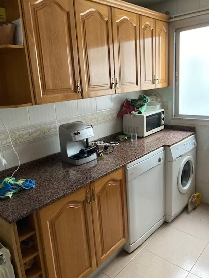 Habitación estudiantil funcional perfecta para estudiar en 