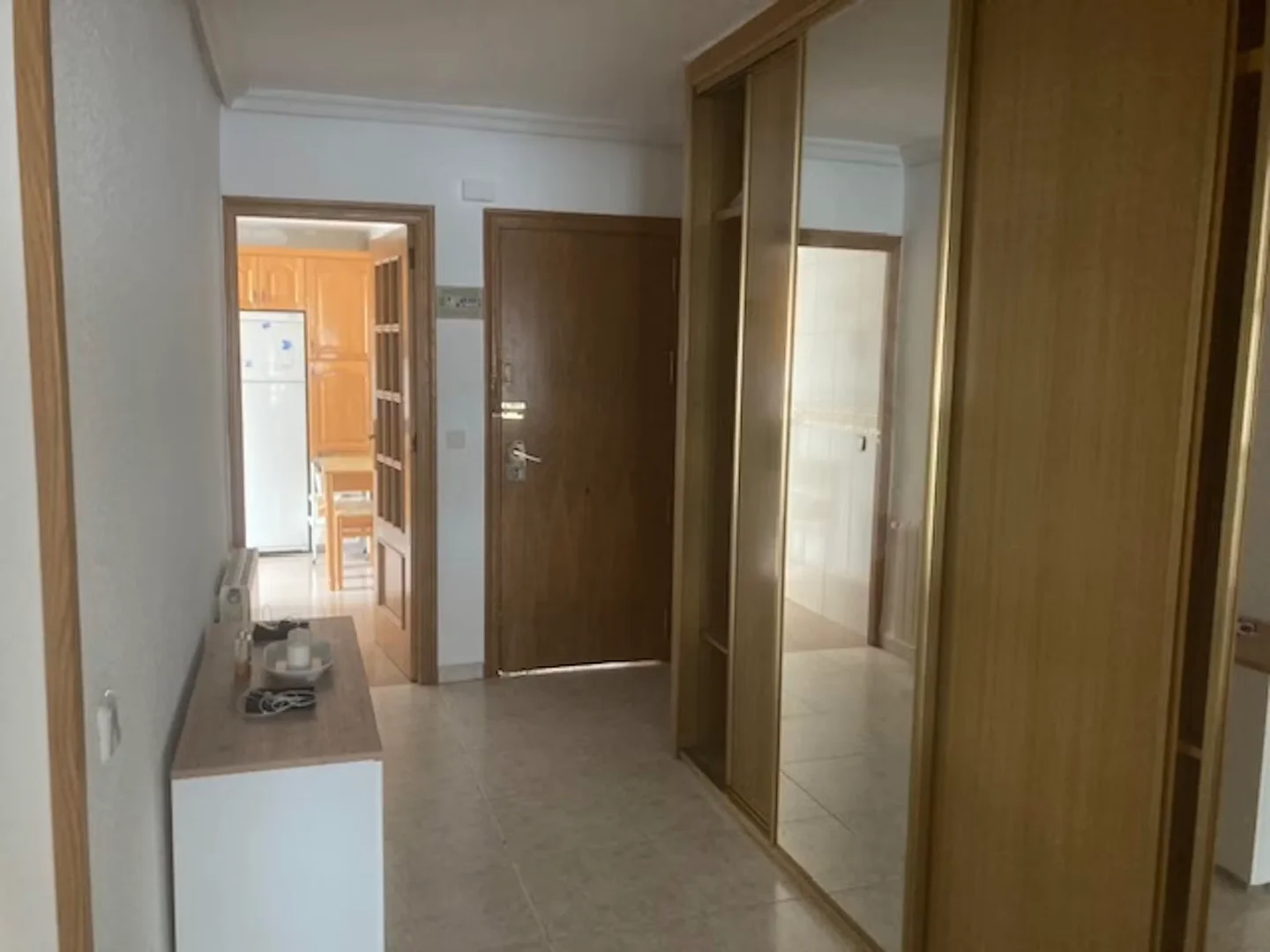 Habitación estudiantil luminosa y aireada con fácil acceso a la universidad en 