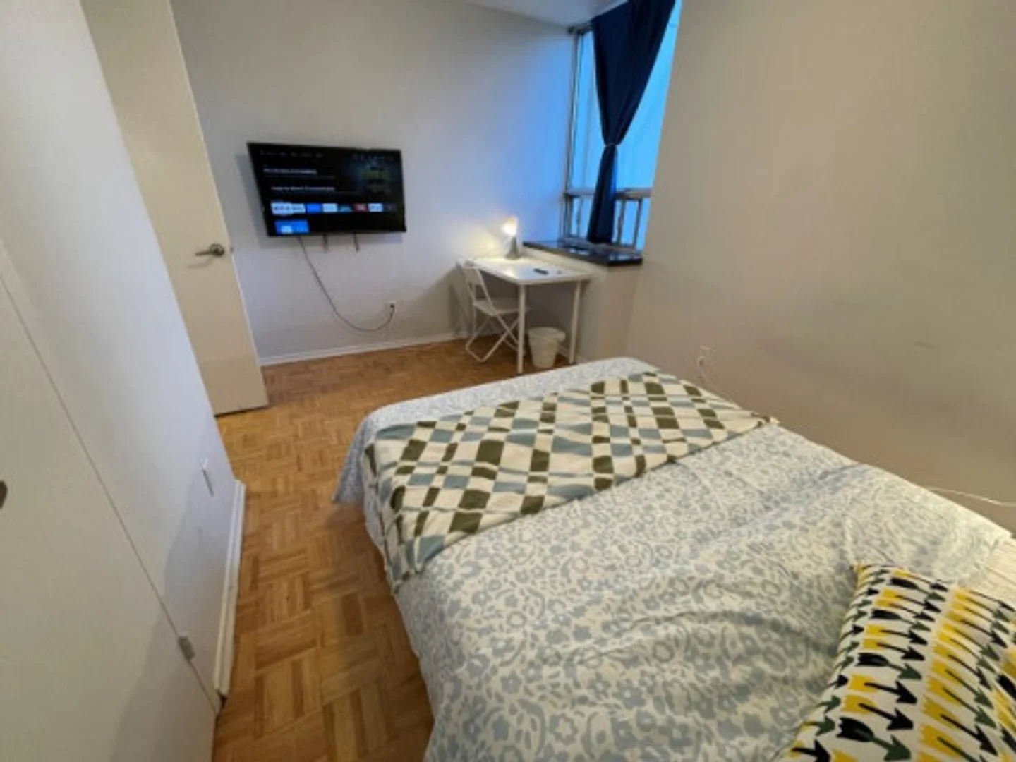 Quarto de estudante em  com área de estudo e instalações partilhadas