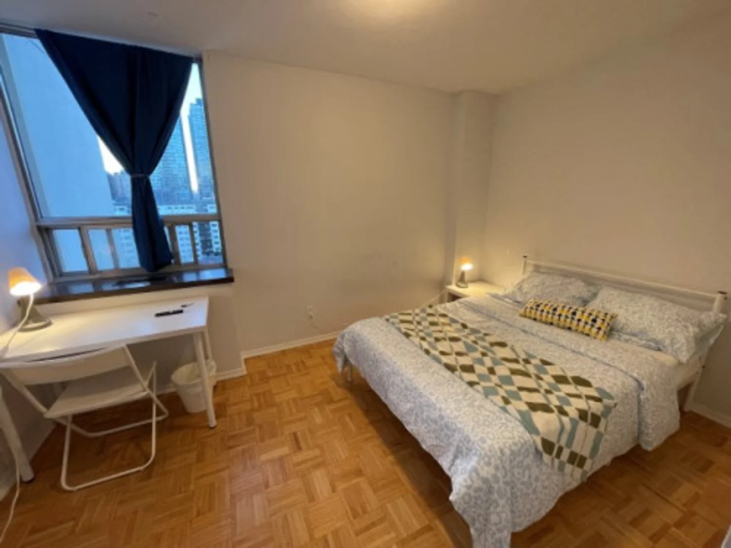 Quarto de estudante em  com área de estudo e instalações partilhadas