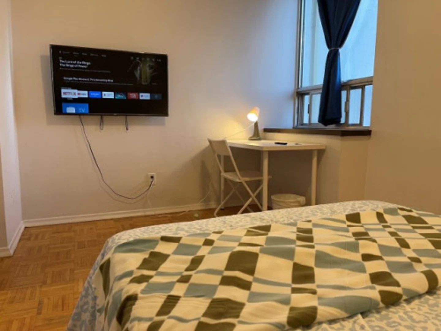 Quarto de estudante luminoso e arejado com acesso fácil à universidade em 