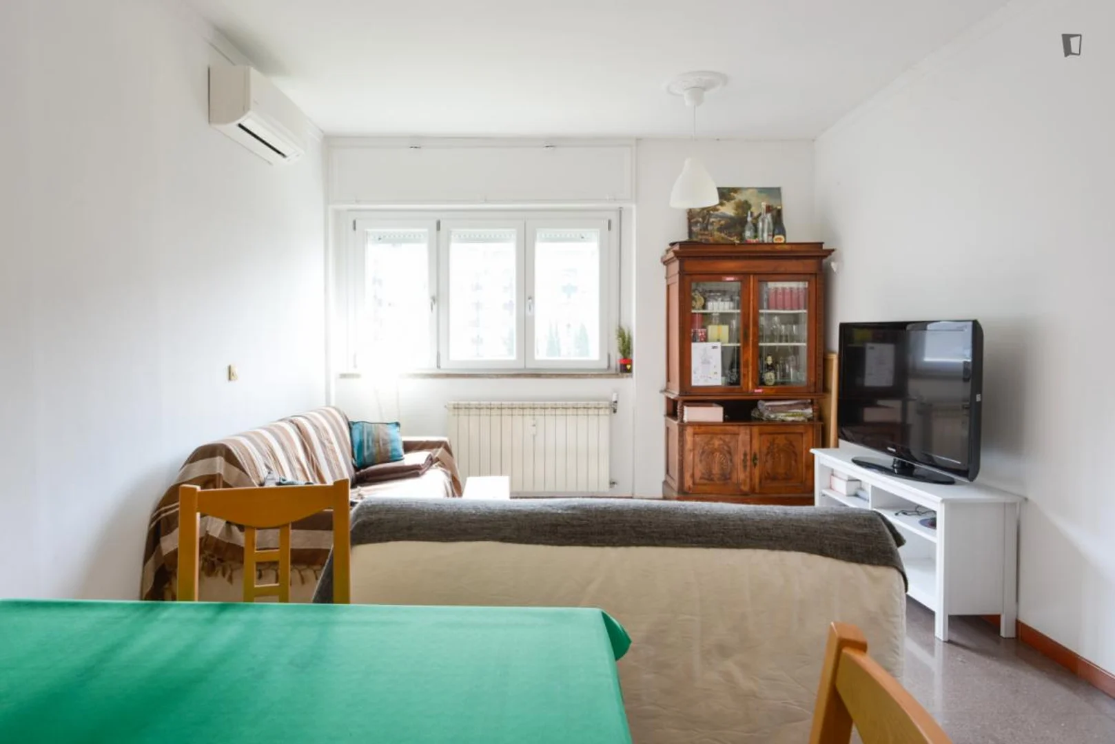 Habitación estudiantil amplia y cómoda en
