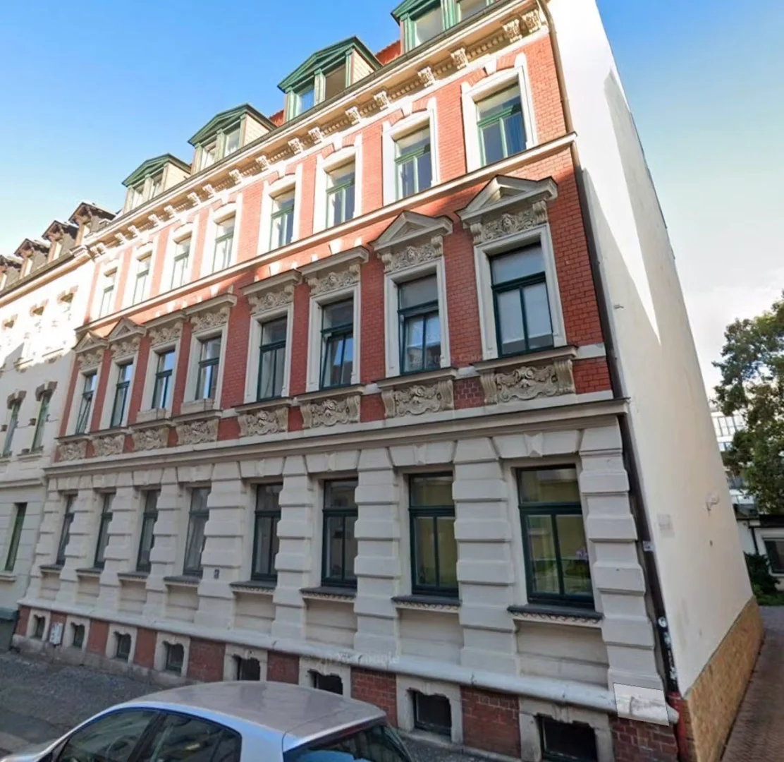 Quarto de estudante em com área de estudo e instalações partilhadas