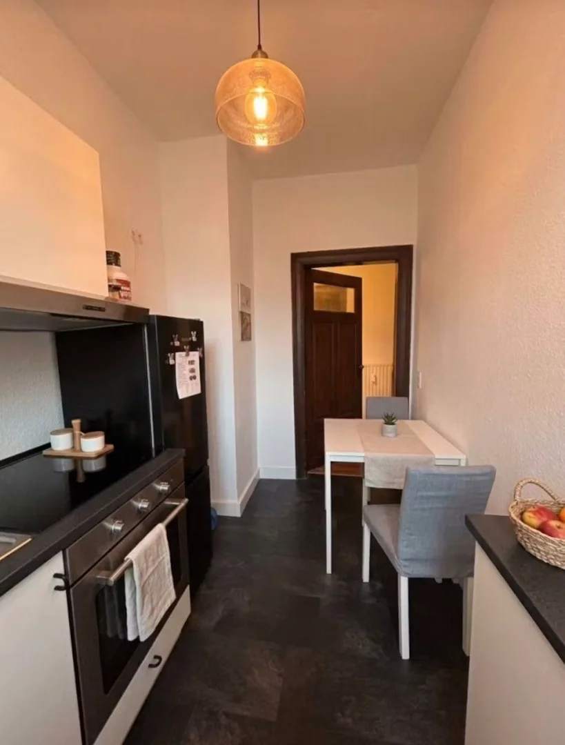 Quarto de estudante em com área de estudo e instalações partilhadas