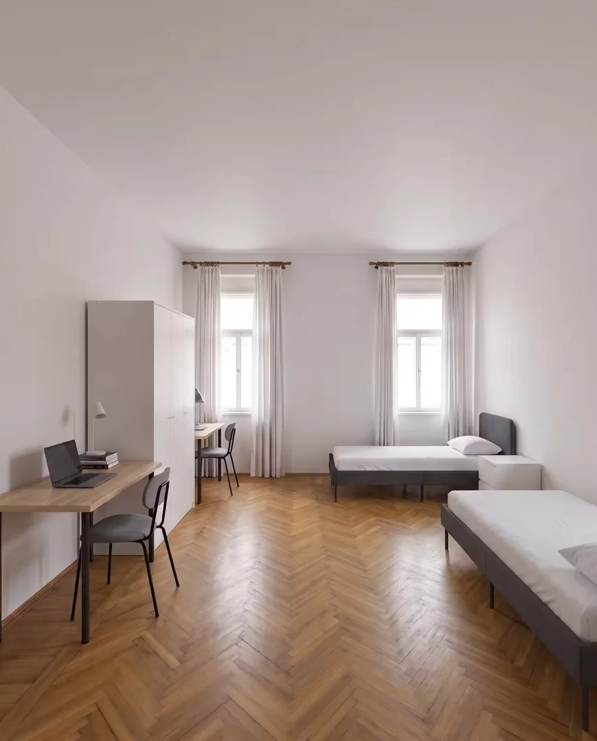Quarto de estudante em com área de estudo e instalações partilhadas