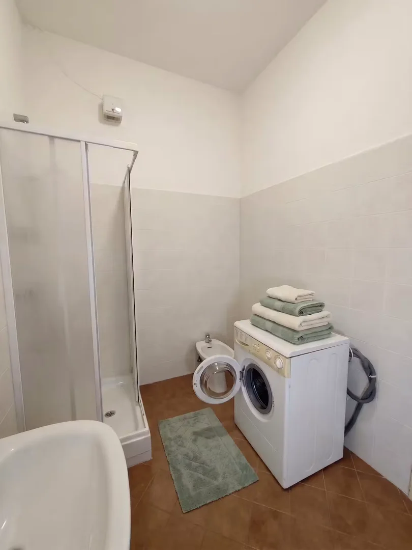Quarto para alugar em apartamento de estudantes em , totalmente mobilado