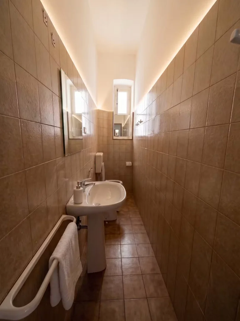 Quarto para alugar em apartamento de estudantes em , totalmente mobilado