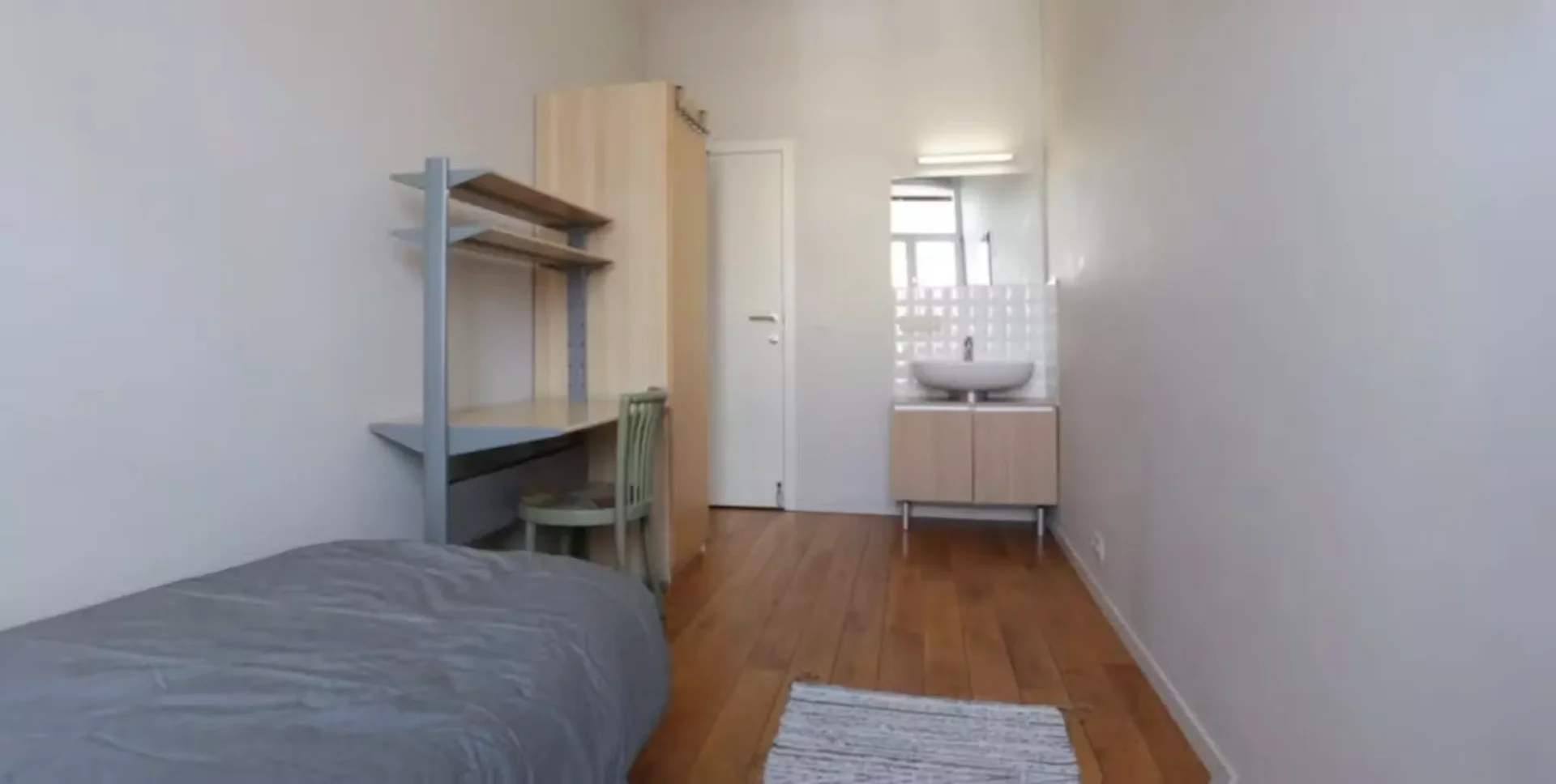 Funktionelles Studentenzimmer perfekt zum Studieren in 