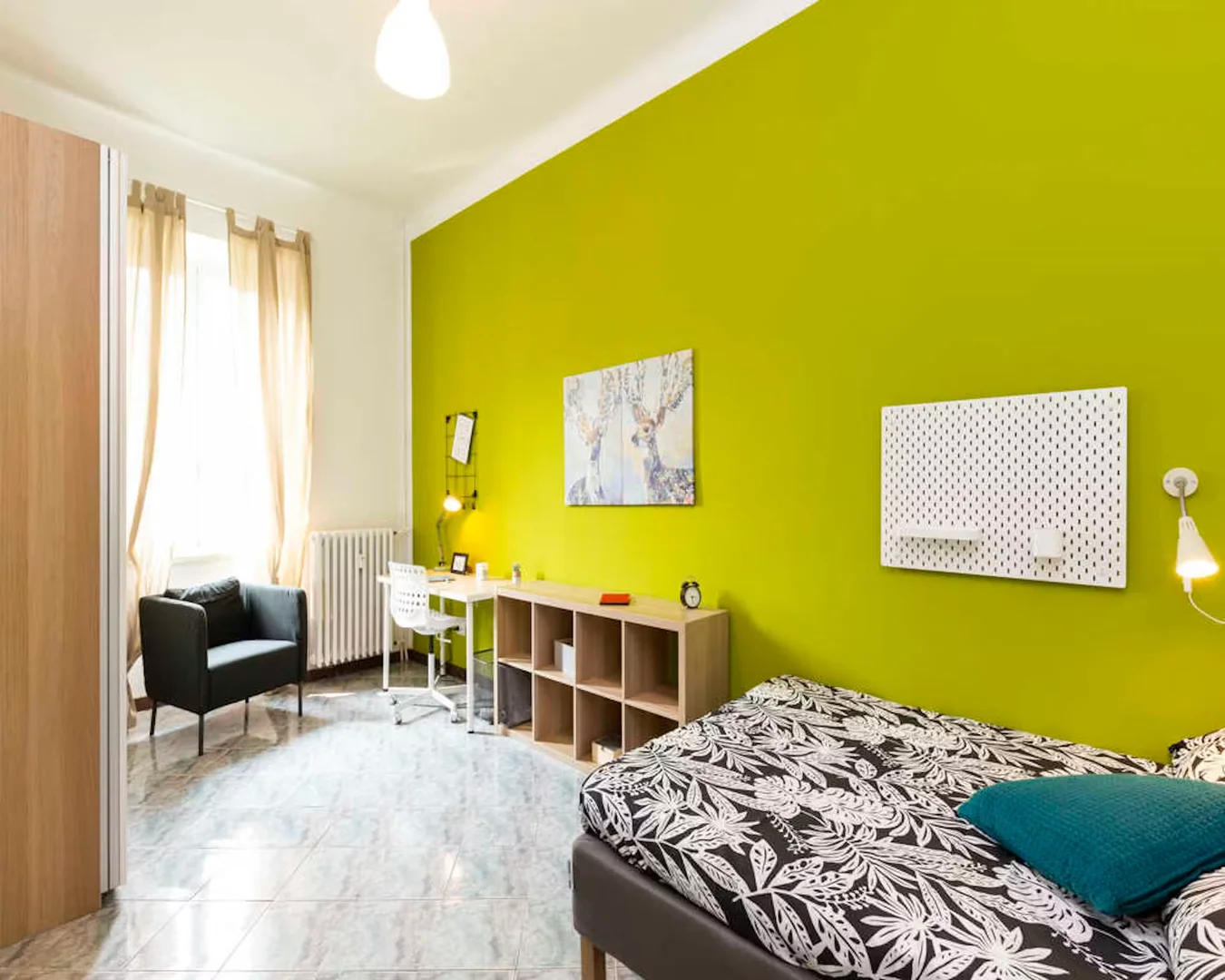 Chambre abordable pour les étudiants avec un bon éclairage dans 