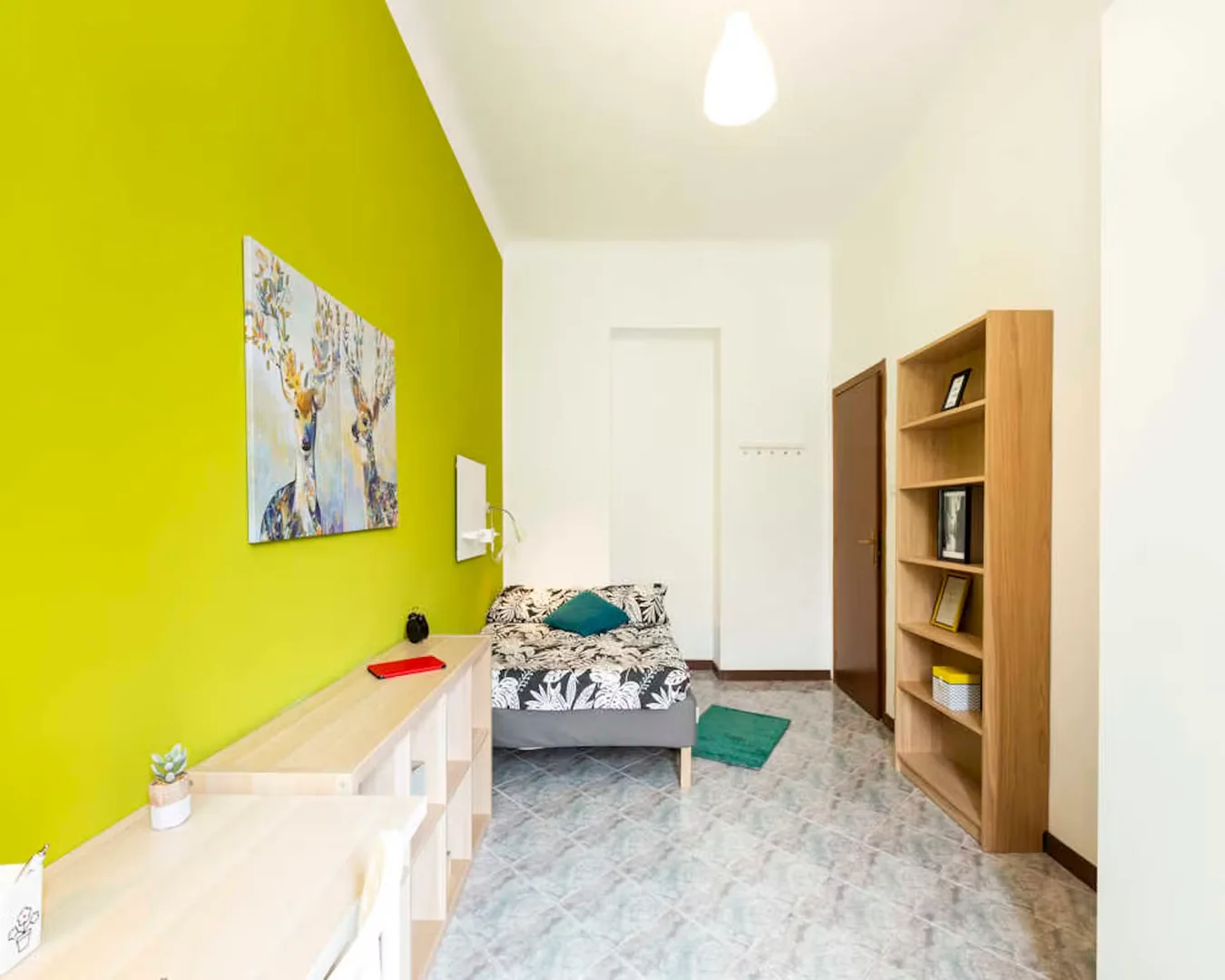 Chambre d'étudiant à  avec espace d'étude et installations communes