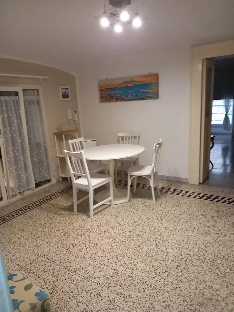 'de modern olanaklara sahip öğrenci dostu oda